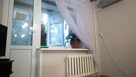 Yarak emiyor ve pencere temizleyicisine mastürbasyon yapıyorum