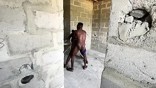 Cowok ini ngentot aku ke mana-mana bahkan aku pergi ke gedung yang belum lengkap
