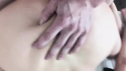 Ateşli üvey anne sikini emmeden ve amını ve götünü sert siktirmeden ve üzerine boşalmadan önce erkeklerin götünde oyuncağını kullanıyor