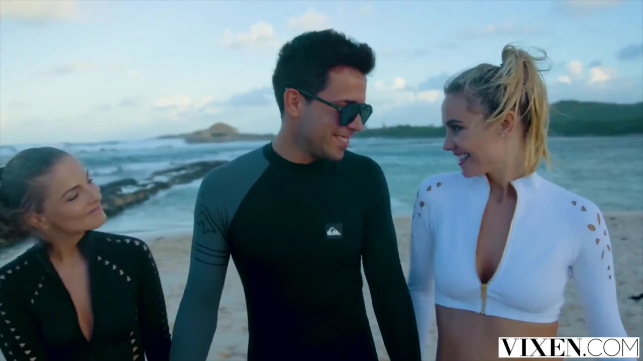 Vixen Addie ve Cayenne üçlü seks fantezilerini yaşıyor
