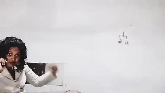 Gerçek hizmetçi sutyensiz beni baştan çıkarıyor ve ağzına sokuyor