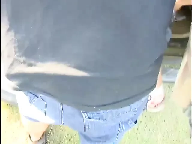 A szexi kopasz redneck (valahogy) megbassza szegényt.