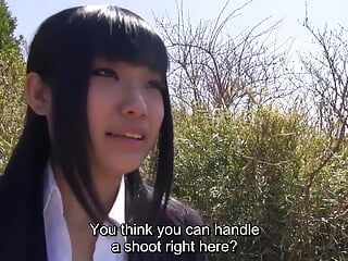 Estudiante universitaria japonesa en traje de recluta lo pierde para sexo al aire libre