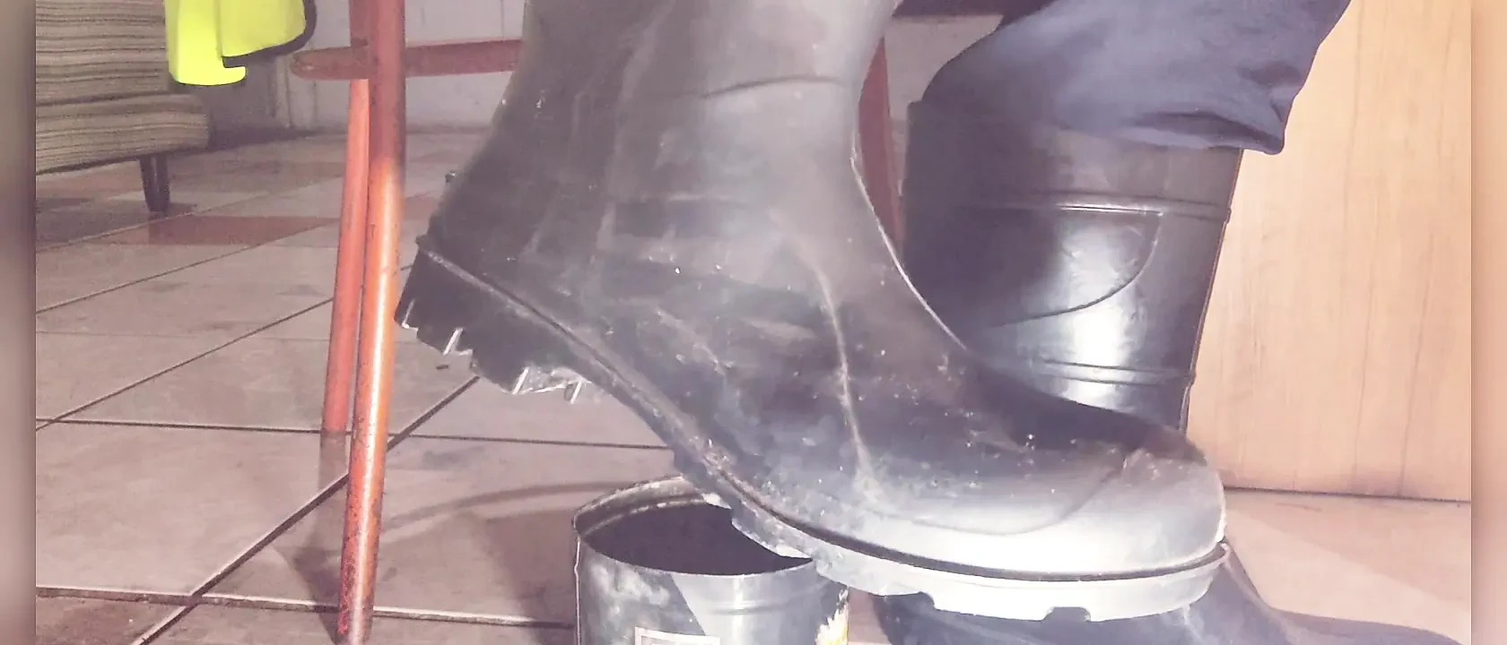 Sepatu bot karetku ...
