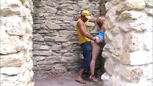 Blondine mit dickem arsch liebt den schwanz in der muschi im mund