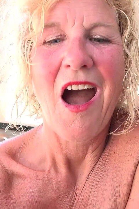 Csöcsös érett milf Mrs. szopja a farkad nyaraláson (pov)