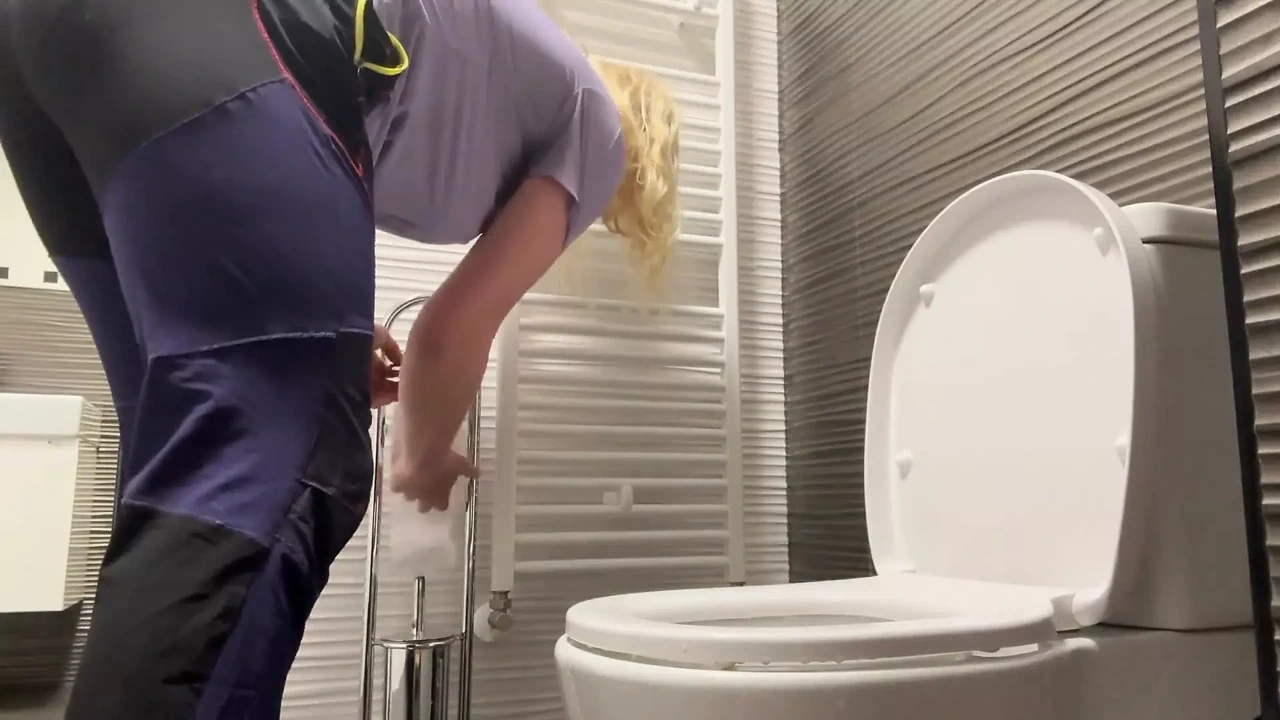 Masturbarse en secreto con botella y chorro en baño público con Putarankahotmilf — Maduras, Squirting, MILF, Casero, Váter HD Porno | xHamster
