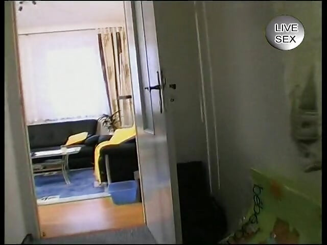 O curvă blondă își rade pizda la audiție și se masturbează