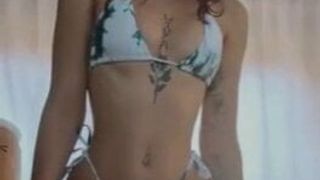 Du sperme sur le beau corps de bikini d'Allie Grey
