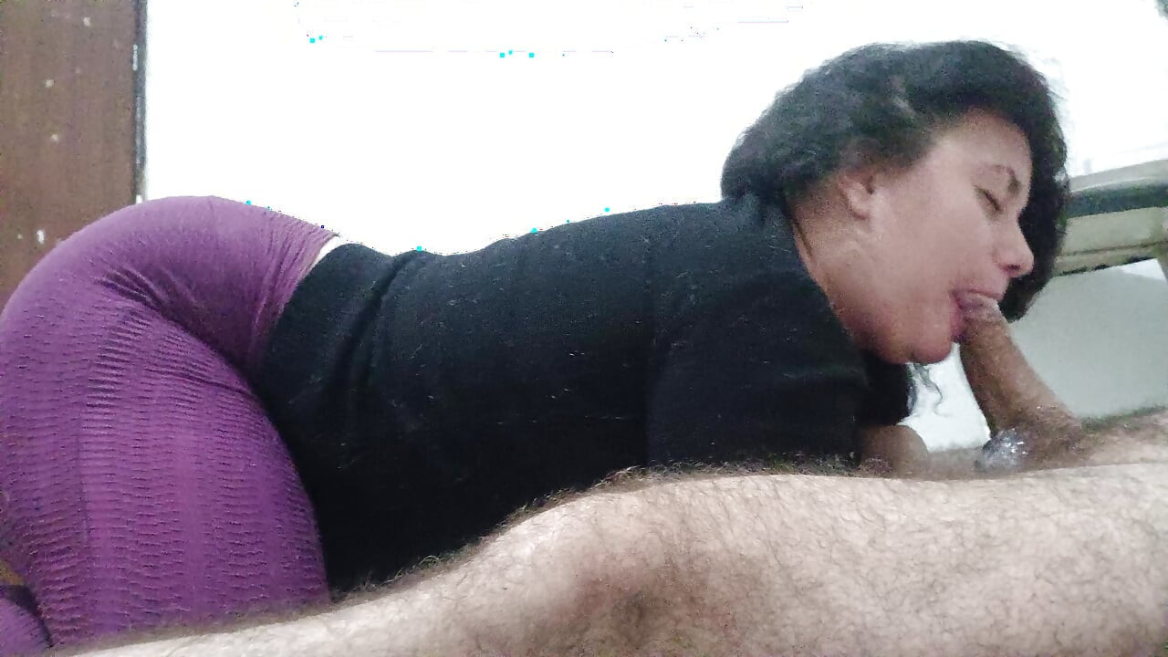 MAMADA EN EL GIMNASIO, LLEGA SEDIENTA DE UNA MAMADA MOJADA