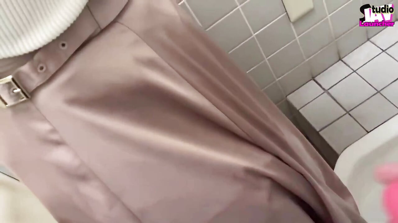 Public Ripple - a Sensitive Cutie Shows Her No-hands Trick on a City Acme Walk Chapter-1