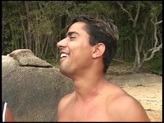 Un étalon chanceux baise une bombasse brésilienne sexy sur la plage