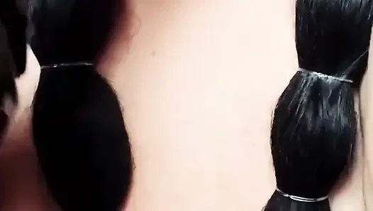 Cewek itu lagi asik nyepong dan ngentot dildo ukuran kontol raksasa pria kulit hitam