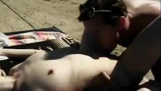 Geiler typ fickt eine junge langbeinige blondine hart hinten in seinem pickup