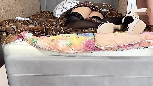 Orgazm olmak için beni dildoyla sikti ve sonra amımı yaladı. Zevk almak