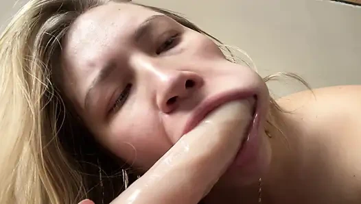 Молодая девушка впервые скачет на дилдо, настоящий оргазм, мокрая киска