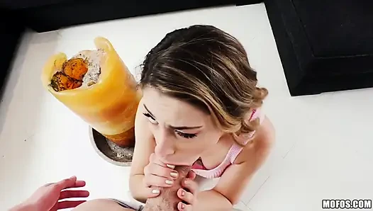 Jangan istirahat aku - kristen scott mungkin kecil, tapi cewek imut ini suka kontol monster!