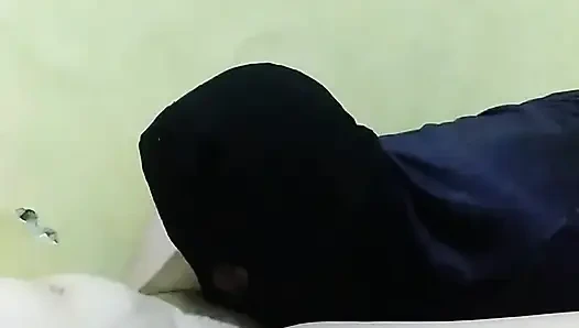 Ev sessizken orta yaşlı seksi kadının amını yalıyor