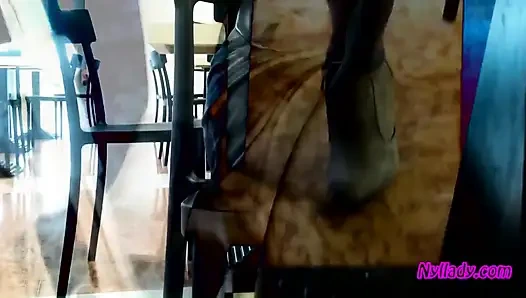 Barda kocamı gri mini çizmelerimle okşuyor