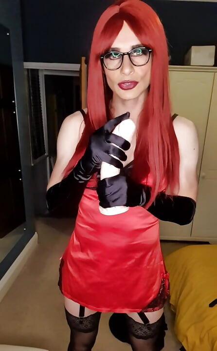 ランジェリー姿で赤毛の姿をしたミストレス・ジェシカは、ビッグ10のディルドで挑発し、じらす