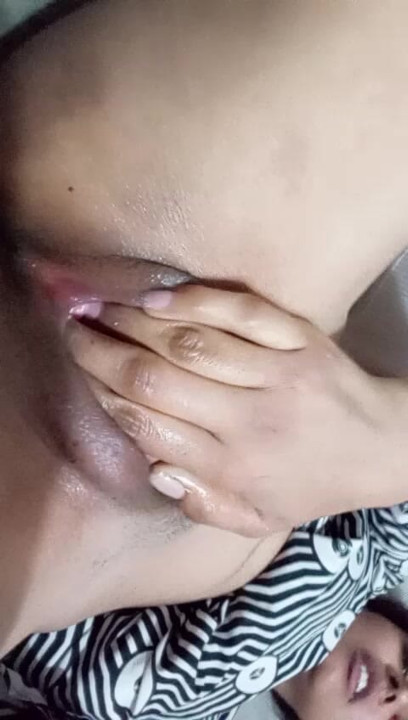 かわいいホットな女の子、マンターシャが洗面所で指で愛撫している