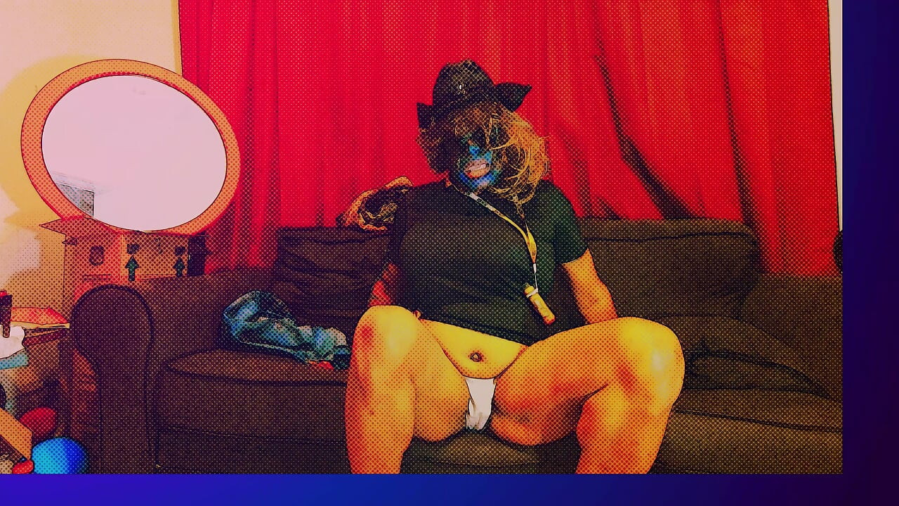 Sissy femboy s velikim sisama melje jaja na kauču s gaćicama na sebi
