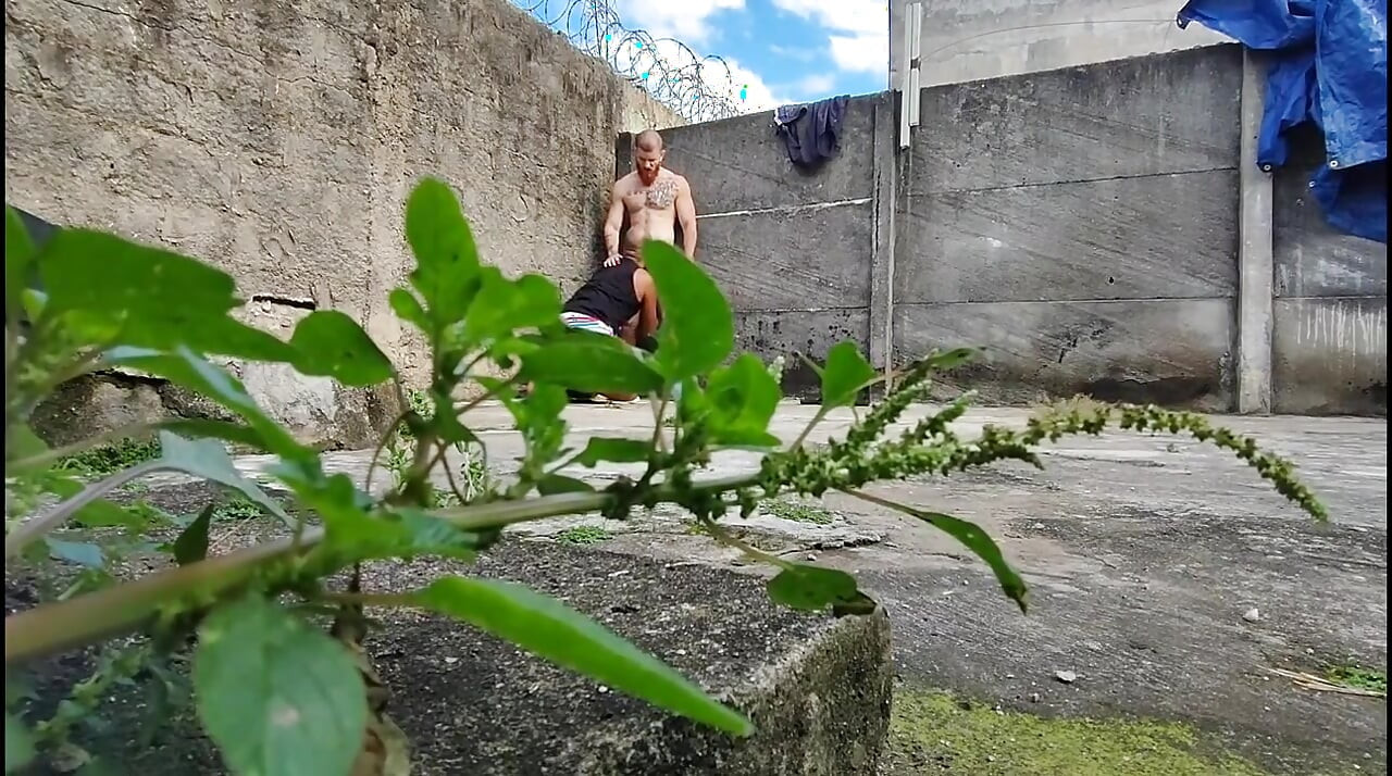 森の中のカメラが二人の異性愛者がセックスしている様子を撮影している