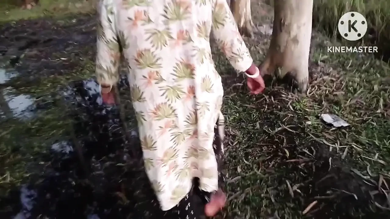 Desi gaon ki bhabhi bathroom karne gaya hai