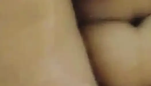 Сосед увидел Комаль, трахающей ее пальцами, схватил ее участок и вытащил ее под, затем помочился на ней