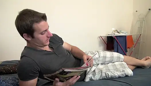 Пухлая рыжая бабушка дрочит сиськи и трахается