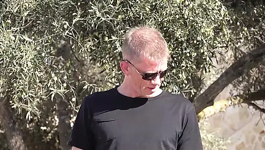 Büyük memeli azgın Almanlarla üçlü seks amcıklarını dışarıda büyük boyutlu bir yarakla siktiriyor