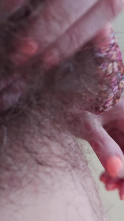 Mit Einem Tampon in Einer Haarigen Nahaufnahme Spielen