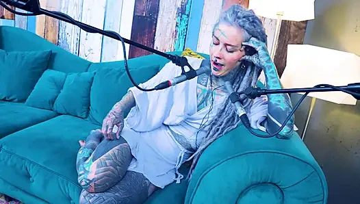 Ich spreche über S - Shame - ASMR podcast SFW spricht goth dünnes mädchen dreadlocks tattoo-modell inked mädchen