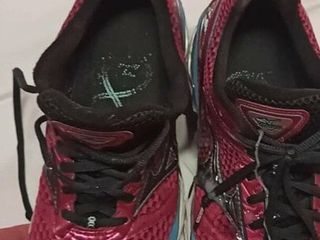 Pancutan mani pada teman wanita kawan Mizuno sneakers