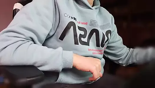 Un garçon gamer pulpeux se branle devant la webcam et jouit