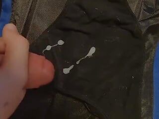 Crot sperma banyak banget di balik celana dalamnya. (dan banyak lagi)