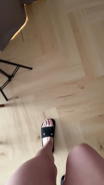 Aku suka pakai sandal jepit di apartemen