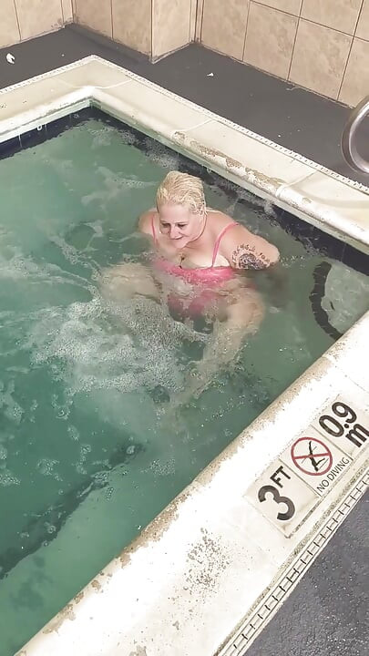 Davisdesires está en la piscina mirando su coño babeando