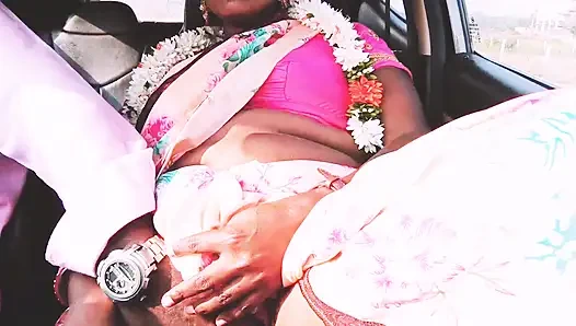 Индийский секс в машине, розовая Сари Бхабхи пытается трахаться с пареньком-другом. Телугу Фирти говорит.