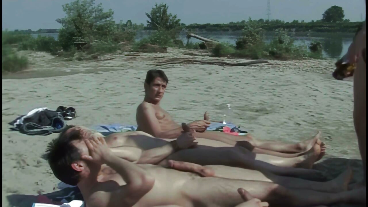Gang bang di pantai bersama rakan teman lelaki saya