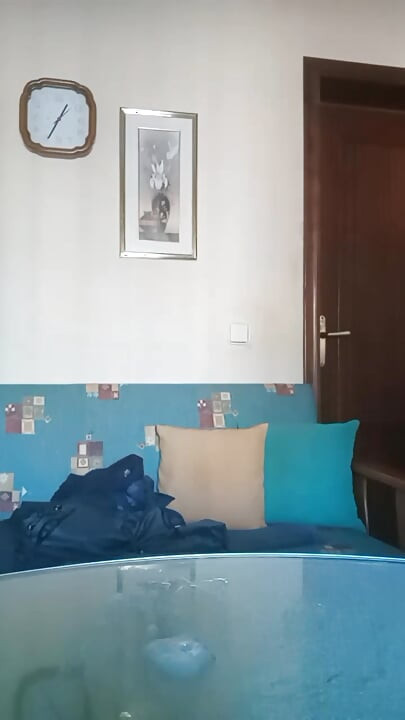 Bare baalon vaale land vaali chhoti randi jordaar viry nikaalti hai aur uska doodh khaati hai