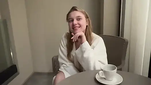 Ein lieferbote mit großem schwanz fickt eine jucie pornoschauspielerin hart und kommt in die muschi