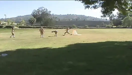 Das atemberaubende schätzchen Rachel Starr schließt sich einer heißen lesbenorgie an