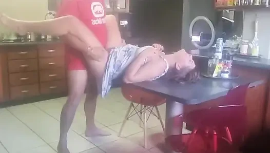 Kayınbirader mutfak masasında yüksek sesle inletiyor