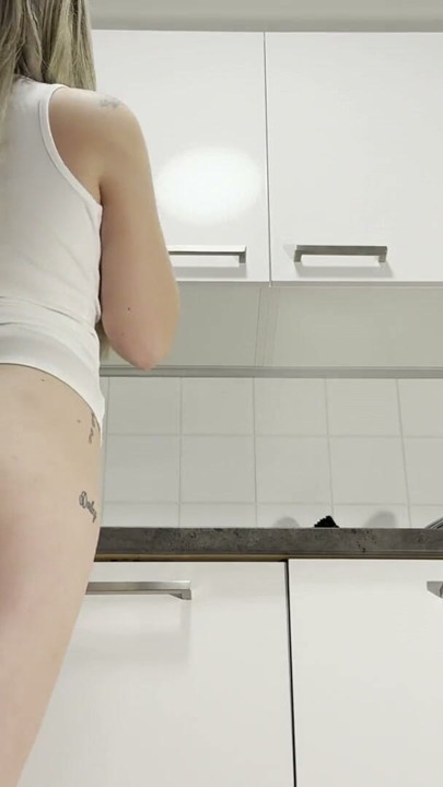 Varm sexet helt naturlig storbrystet braløs kone går uden trusser i køkkenet | Klip 1