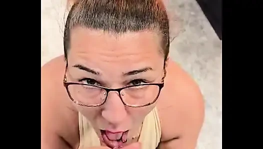 Im Möbelgeschäft spontaner Blowjob