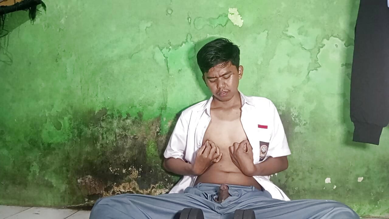 युवक नग्न गोल कोशिश करता है