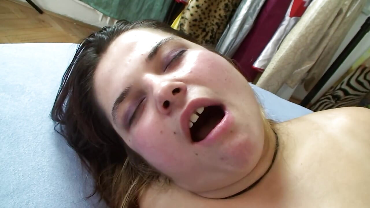 괴물 자지가 뒤에서 쪼이는 보지를 쓰다듬는 동안 몸을 구부리는 핫한 소녀
