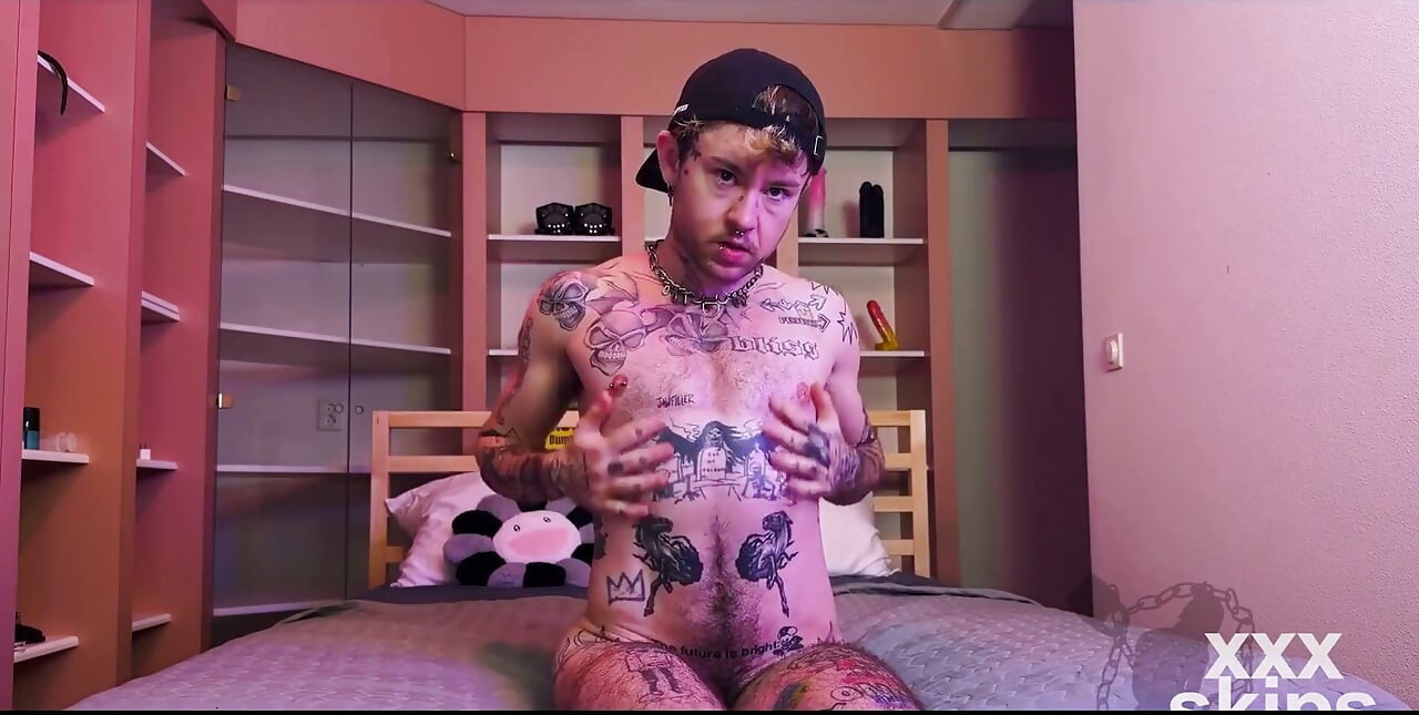 Tattooed Ftm Xxxskips Covers Himself in Oil, Rubs His Bare Feet, Plays with His Trans Pussy Until He Cums