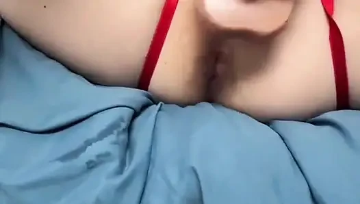 Aku lagi asik muasin memekku pakai dildo favoritku sampai dicrot di dalam